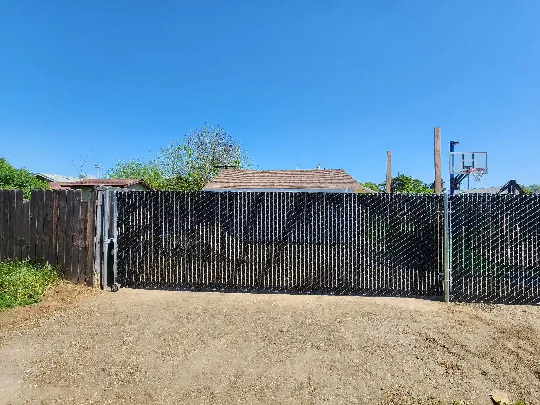 How to Choose the Right Fence for Your Dog and Yard