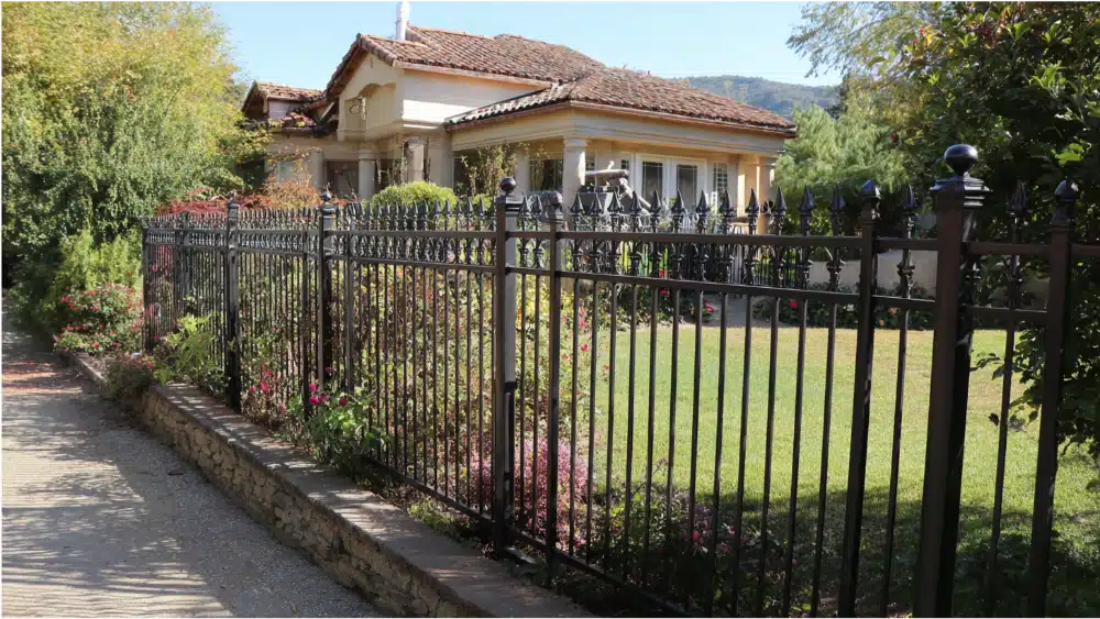 Aluminium Fense design in a modern design house