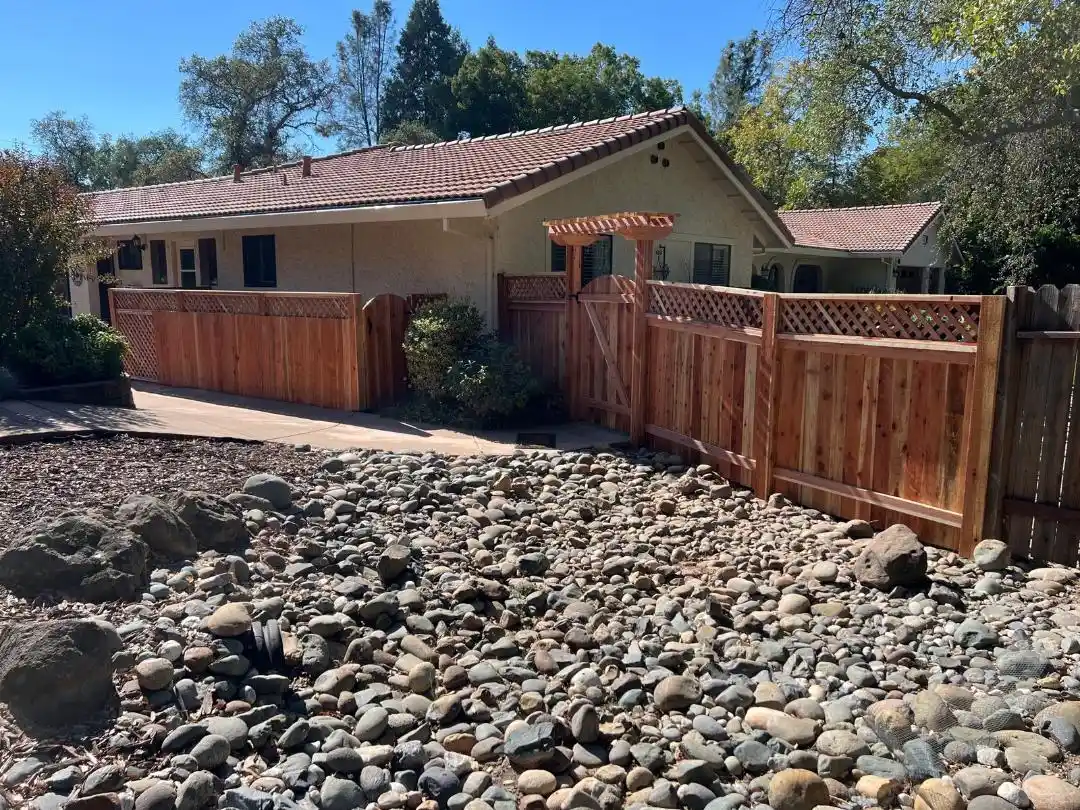 What does a fence cost per linear foot installed