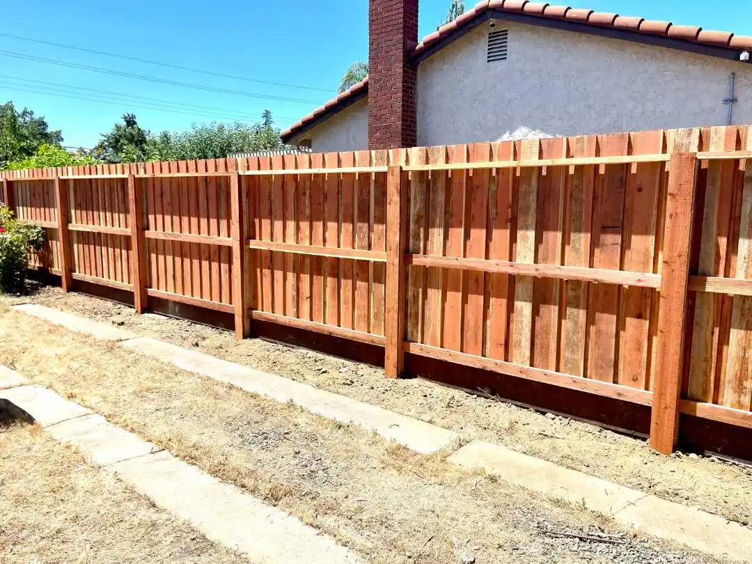 What does a stockade fence look like